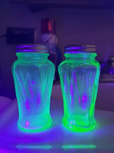 Vintage Hazel Atlas Green Uranium Depression Glass Salt and Pepper Shakers 3.5"