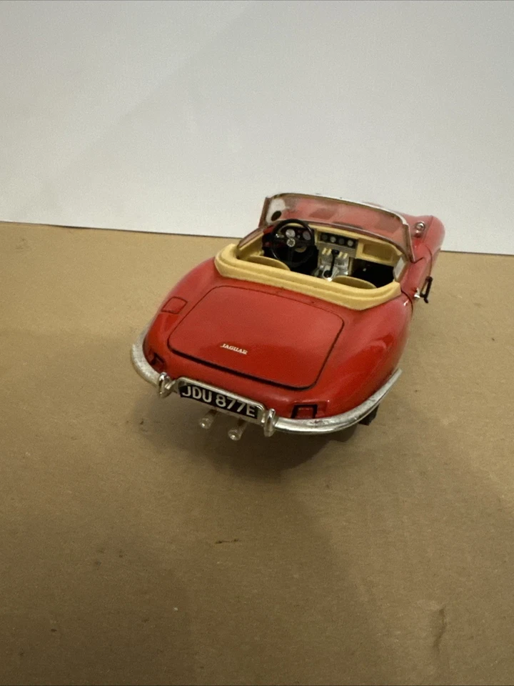 Jaguar "E" (tipo E) descapotable 1961 coche modelo diecast en rojo Foto 3 de 4