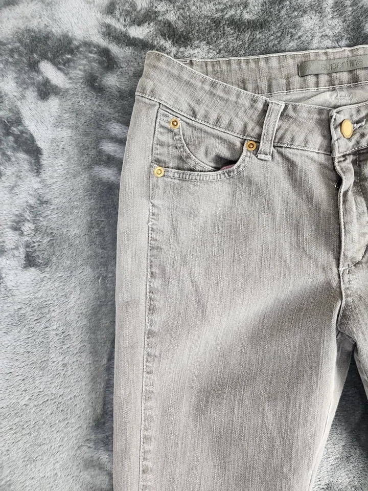 Pantalones de mezclilla para mujer Superfine calce recto tiro medio gris lavado claro talla 30 Foto 3 de 4