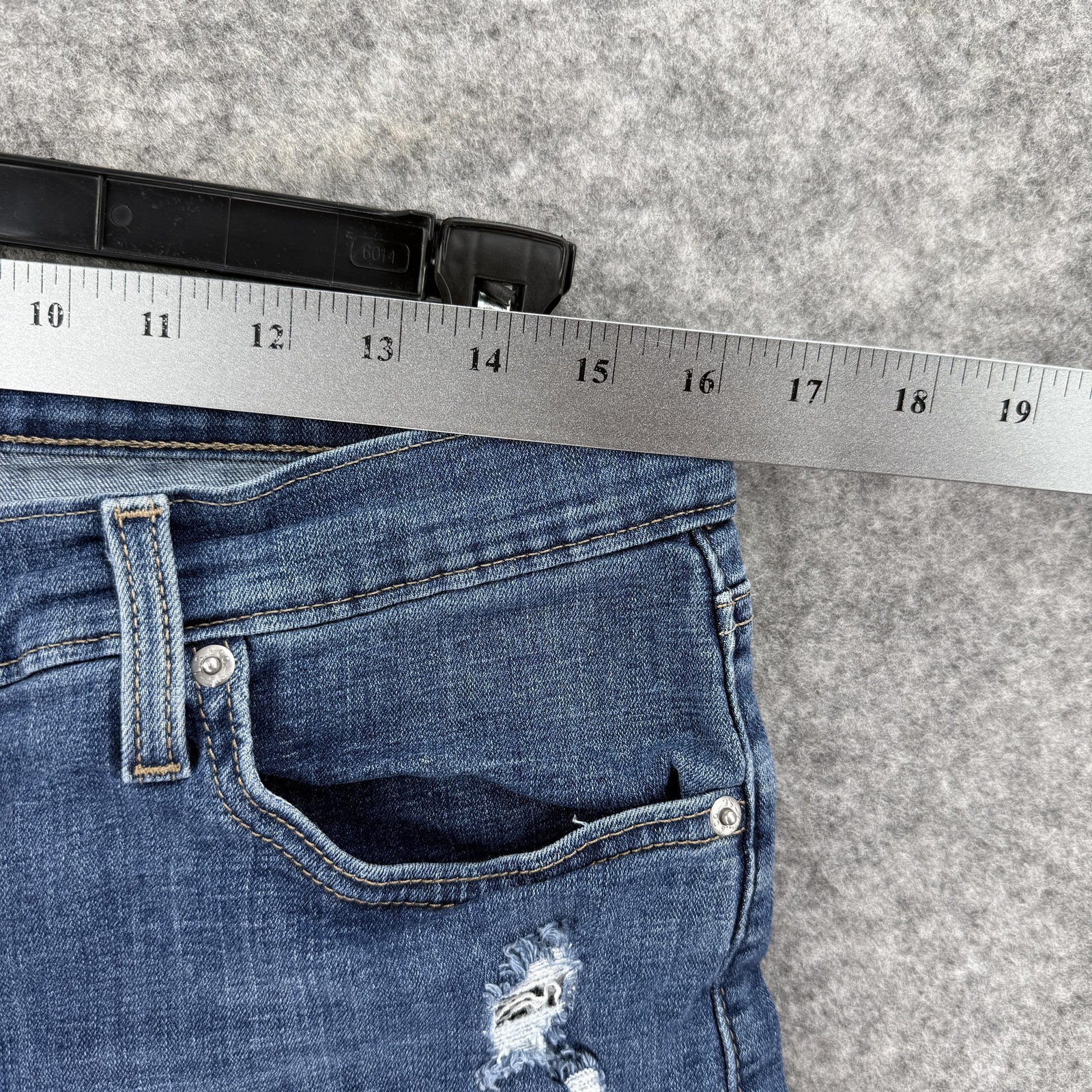 Levi's Bermuda Shorts Womens 31 Blue Denim Distressed Cuffed Mid Length thumbnail 10