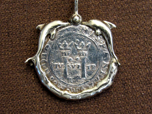 RARE SPANISH 2 REALES 10K DOLPHIN BEZEL PENDANT ATOCHA SANTA MAGGARITA LIKE - Picture 2 of 5