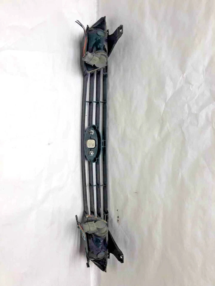 Ford Focus 2002 parachoques delantero parrilla radiador con emblema parte exterior OEM Foto 2 de 4