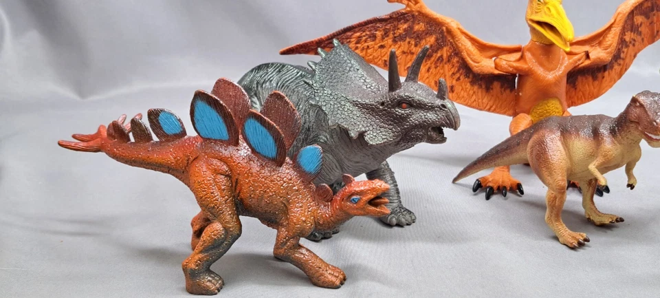 Lote de 7 figuras de juguetes de dinosaurios Foto 2 de 4