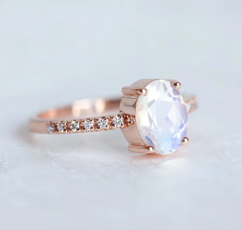 Anillo de compromiso de piedra lateral de compromiso de piedra lunar ovalada de 2 quilates enchapado en oro rosa de 14 quilates Foto 2 de 4