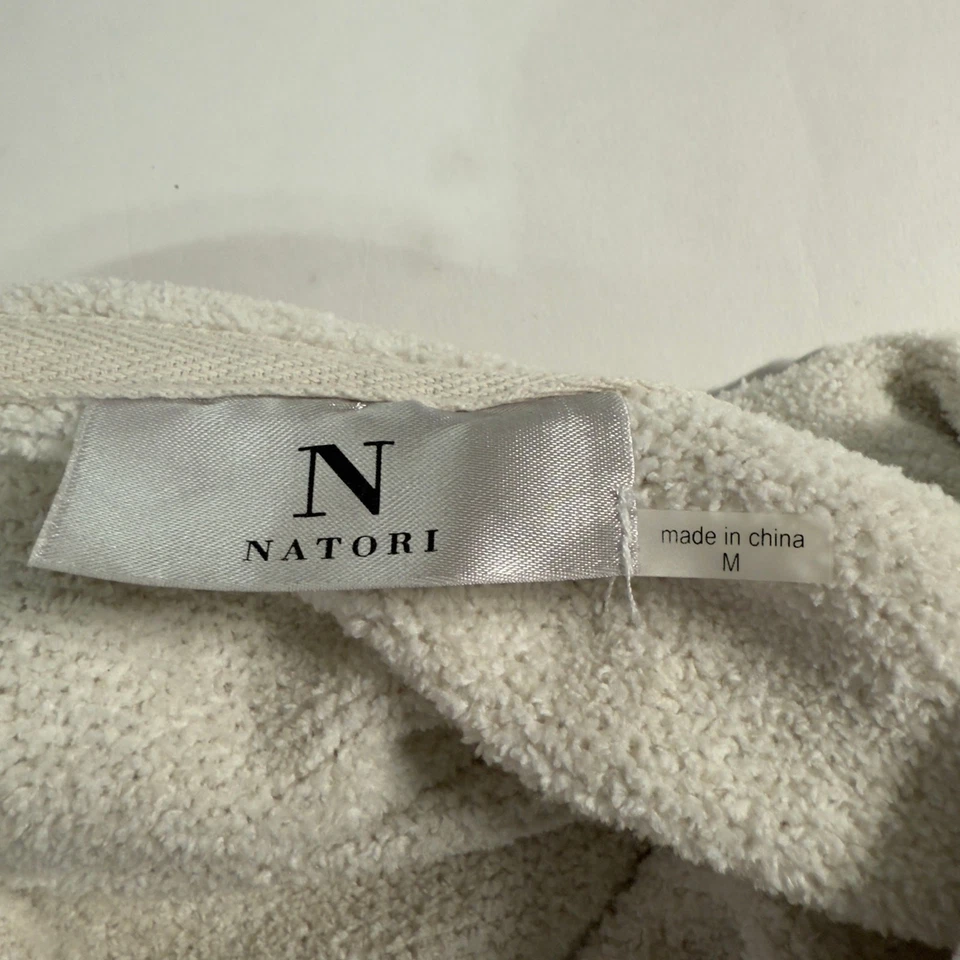 Bata de felpa de hueso crema Natori M para mujer manga larga con cinturón bolsillos para salón Foto 3 de 4