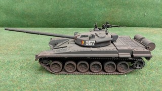 Modelo de tanque 1:35 construido tanque de combate T 72 "Ural" de la NVA (PM114)