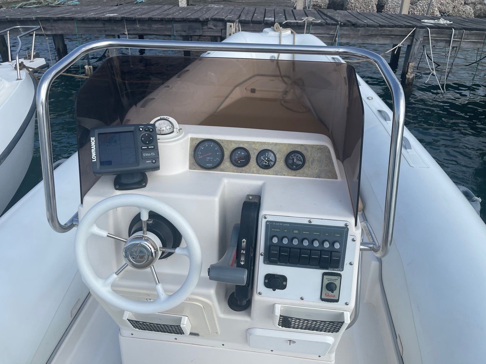 Suzuki motore fuoribordo 4 tempi per gommone RIB bianco con prendisole foto 3