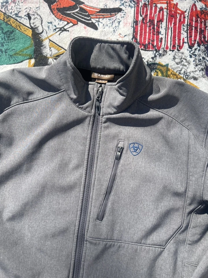 Chaqueta Ariat negra Soft Shell 2.0 deletreada resistente al viento y al agua para hombre talla M Foto 2 de 4