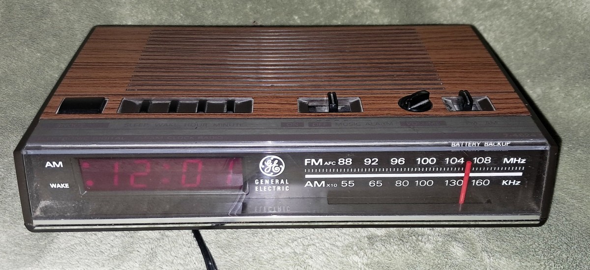 GE General Electric Red Digital Alarm Clock Radio Wood 7-4624A