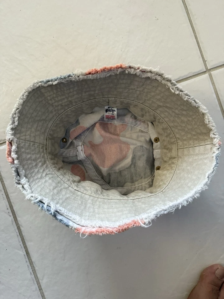 Mini Boden Camo Bucket Hat Size 7-10 Foto 2 de 3