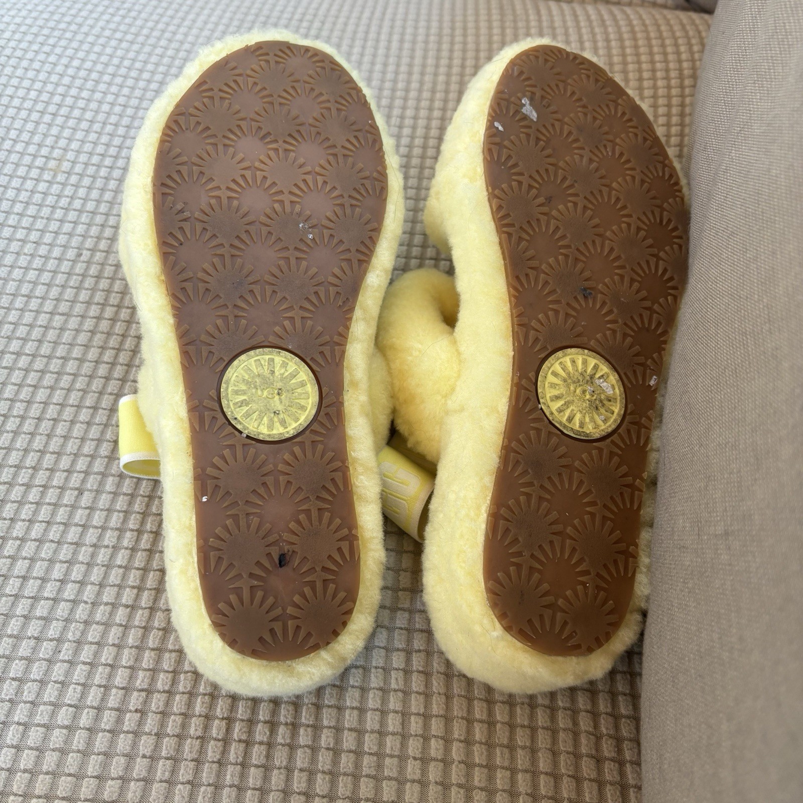 PANTOFOLA D’ORO UGG SANDALI PANTOFOLE IN PELLE DI PECORA GIALLO FLUFF OH YEAH SLIDE US 9