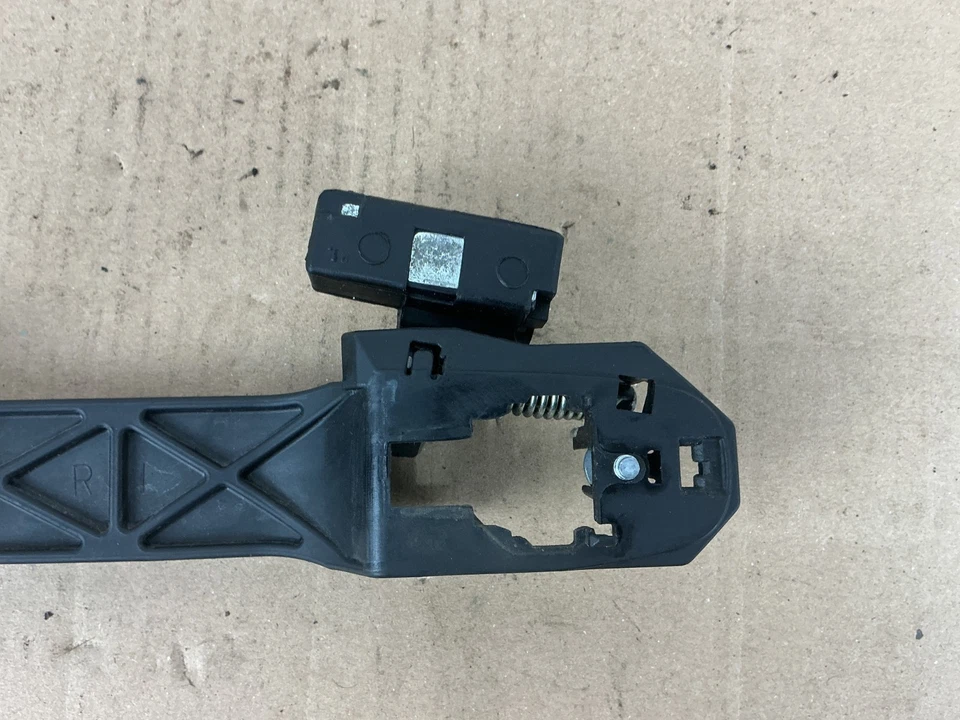 Soporte base manija puerta exterior trasera izquierda Toyota Prius 2004-2009 OEM Foto 4 de 4