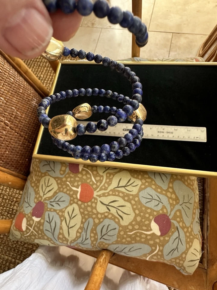 pulsera de cuentas de sodalita y oro Foto 2 de 4