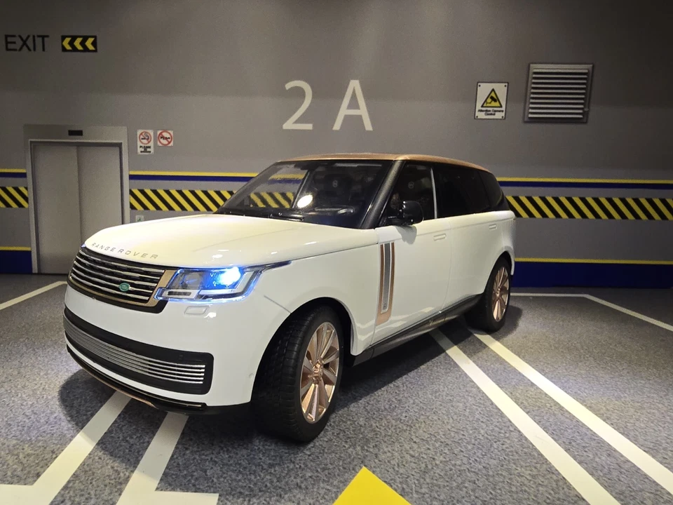 1:18 Range Rover L460 2022 TDV8 4.4 V8 White Vogue Detailed Diecast Model - Image 2 of 4