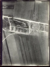 photo aérienne d'époque guerre 1914-1918 . terrain d'Aviation . avion