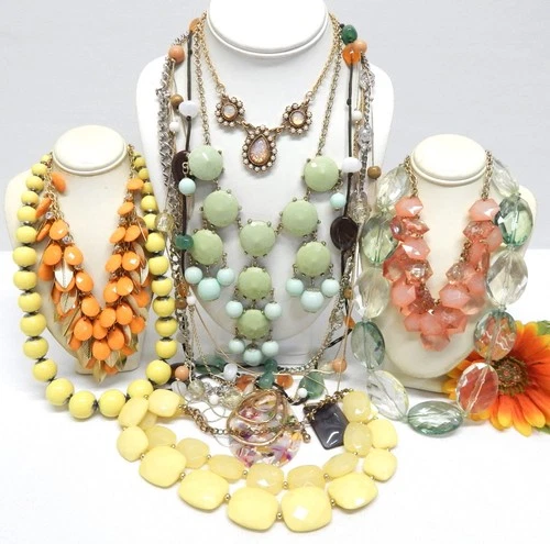 VINTAGE TO NOW FASHION COSTUME JEWELRY NECKLACE LOT, ASSORTED TYPES & MATERIALS