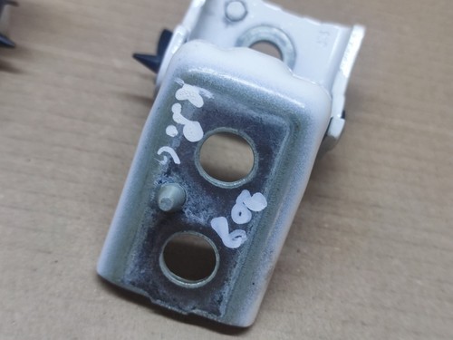 Par de bisagras puerta trasera izquierda peugeot 208 2014 usadas originales - Imagen 9 de 9