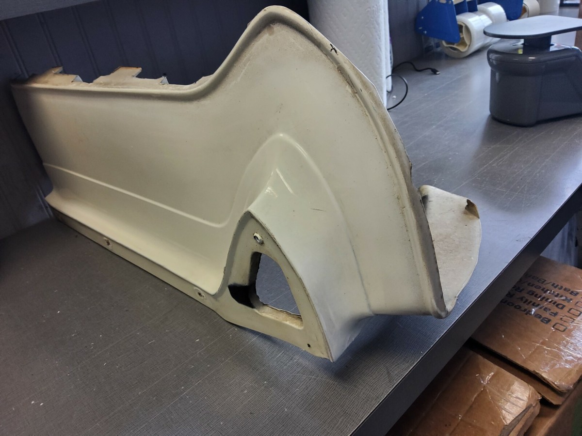 1977-1979 Ford Thunderbird Pass Right Front Bumper Filler WHITE