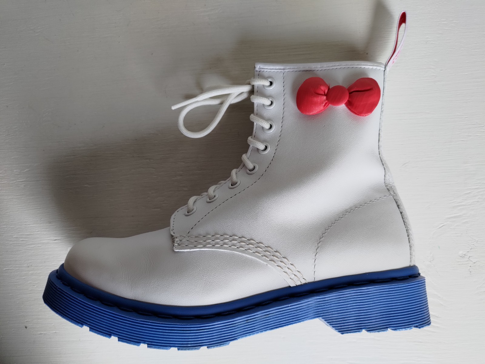 DOC DR. MARTENS HELLO KITTY WHITE SMOOTH LEATHER BOOTS WITH RED BOW SIZE 5UK