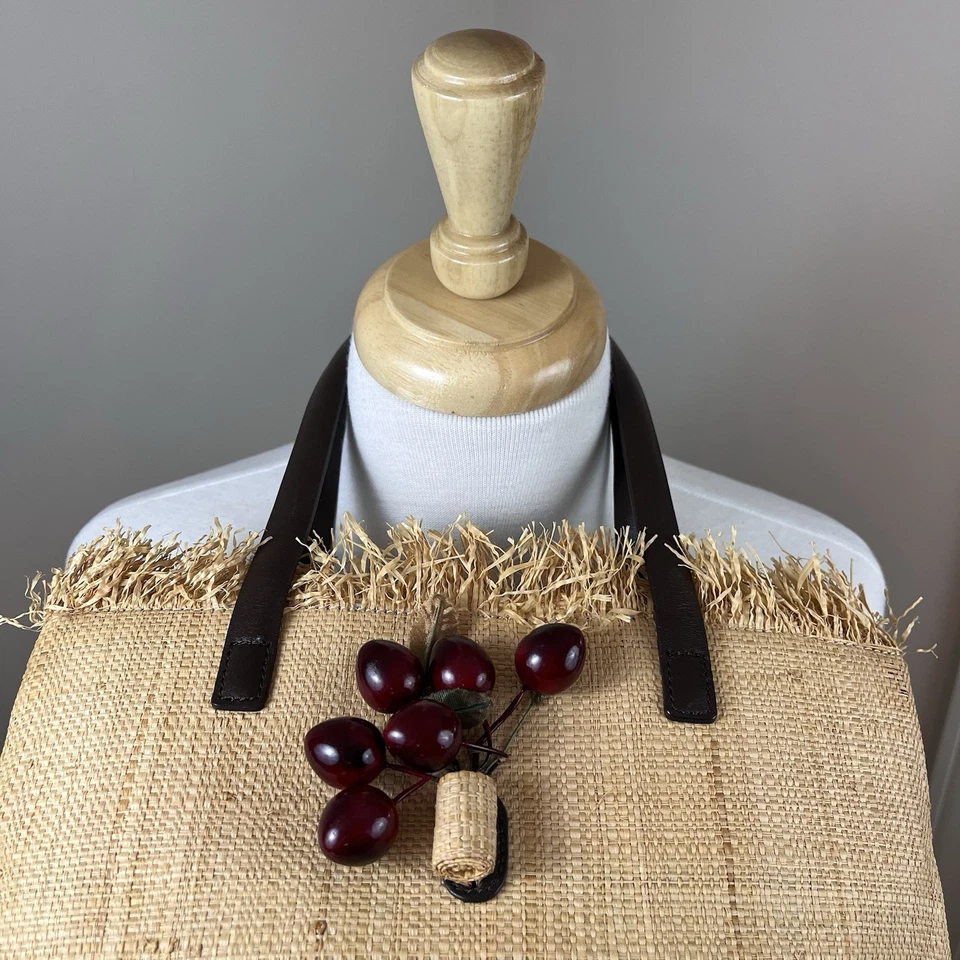 Bolso de Paja Cluster de Cerezas Cole Haan Correa de Cuero Cereza 12x10 Foto 3 de 4