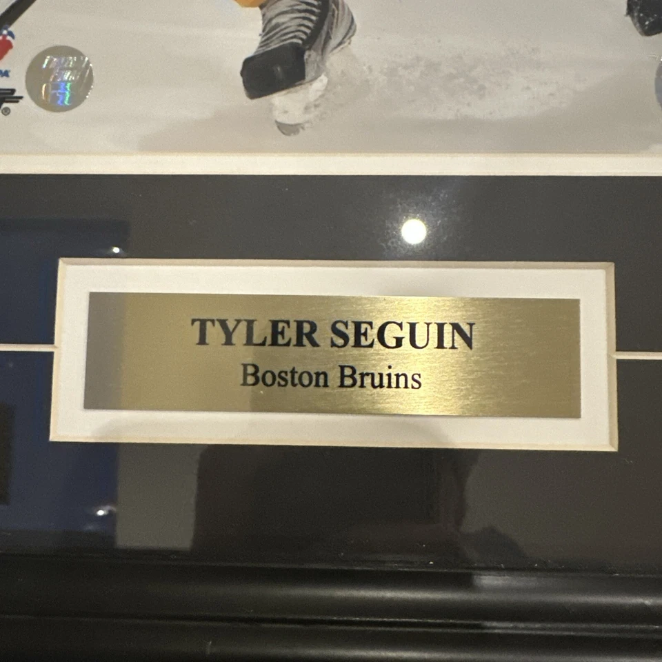 Foto de camiseta negra y dorada firmada por Tyler Seguin Boston Bruins enmarcada Foto 2 de 4