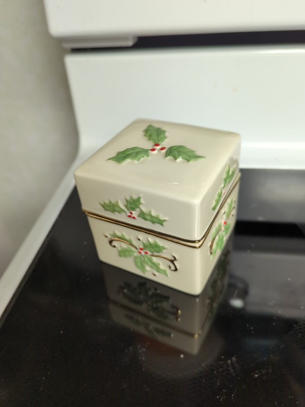 Lenox Trinket Box "Holly Box" 3-Inch Rectangular Holly & Berry Pattern 