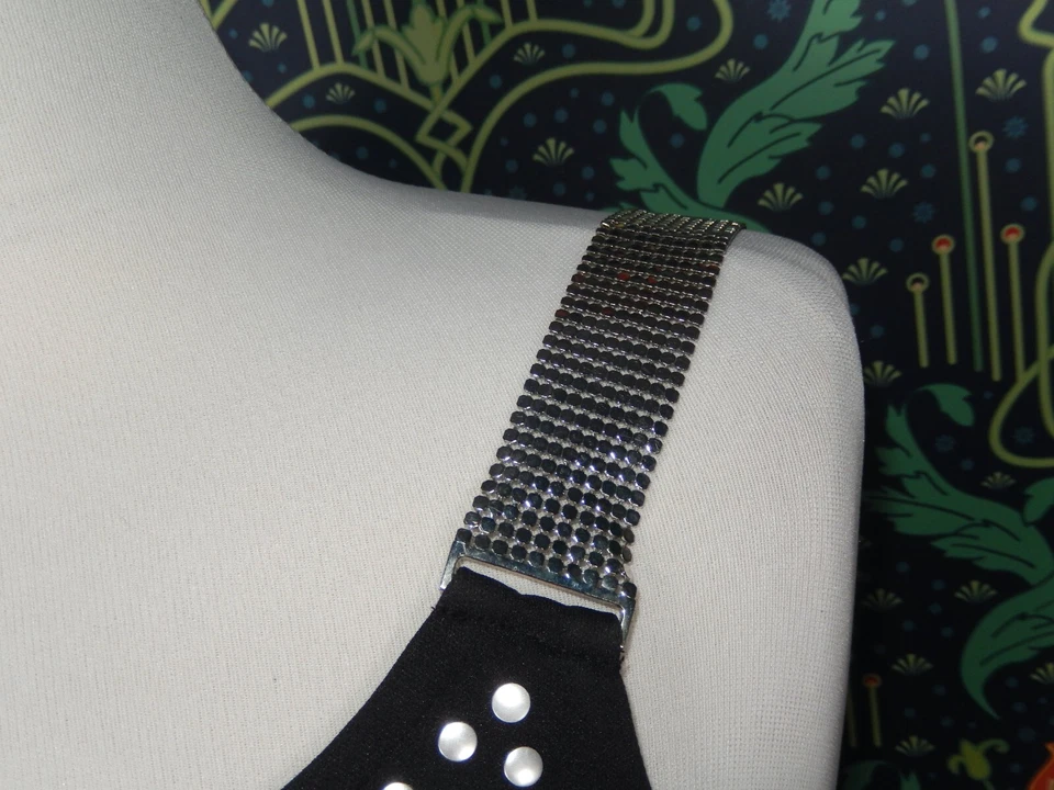 Vestido de coquetel vintage anos 90 Y2K assimétrico preto um ombro rocker cravejado 6 - Imagem 4 de 4