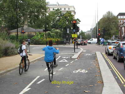 Foto 12x8 Wheelies auf Fahrrad-Superhighway Hyde Park Zwei Jungs genießen c2016