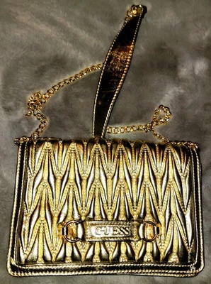 Bandolera acolchada Guess para dama tono dorado - Imagen 1 de 3