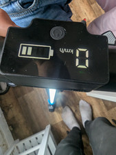 E-Scooter in Schwarz/Blau mit integriertem Display