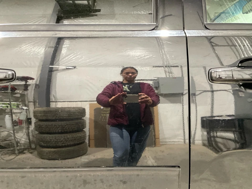 07-14 SUBURBAN Rear Door RHBlack-41U Foto 4 de 4