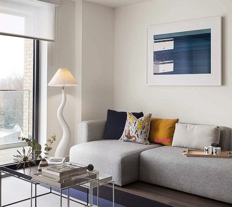 Lámpara de pie moderna de pantalla plisada árbol de cisne iluminación de pie luz de resina Foto 4 de 4