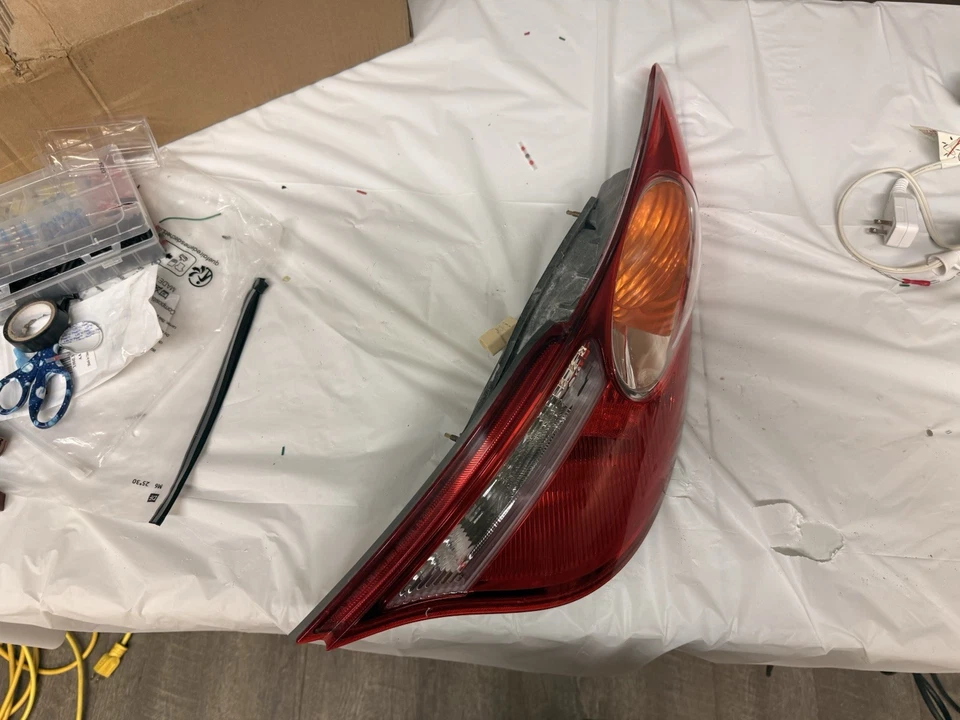 Conjunto de luces traseras laterales derecho para pasajero Toyota Solara 2004-2006 diestro OEM Foto 2 de 4