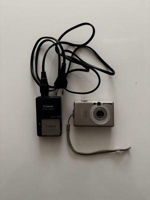 Canon IXUS 60 Digitalkamera 6.0 MP Silber Kompakt + Ladegerät (Zubehörpaket)