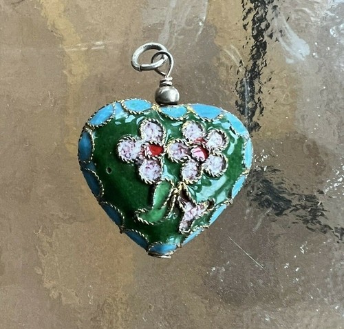 Ciondolo a forma di cuore con fiori margherita largo circa 1" rivestito in smalto - Foto 2 di 5