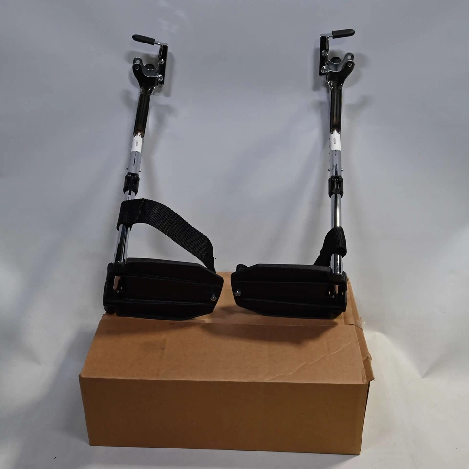 NUEVO Par de Reposapiés Invacare GT93HA ATO Aluminio Swaway - Cromo y Negro Foto 2 de 4