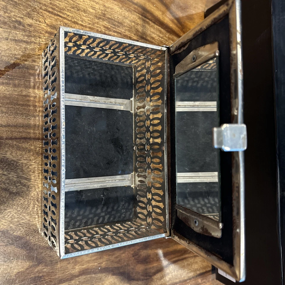 Vintage 1950s Pamart Metal Purse With Lucite handle. Brooklyn, NY - Image 4 of 4