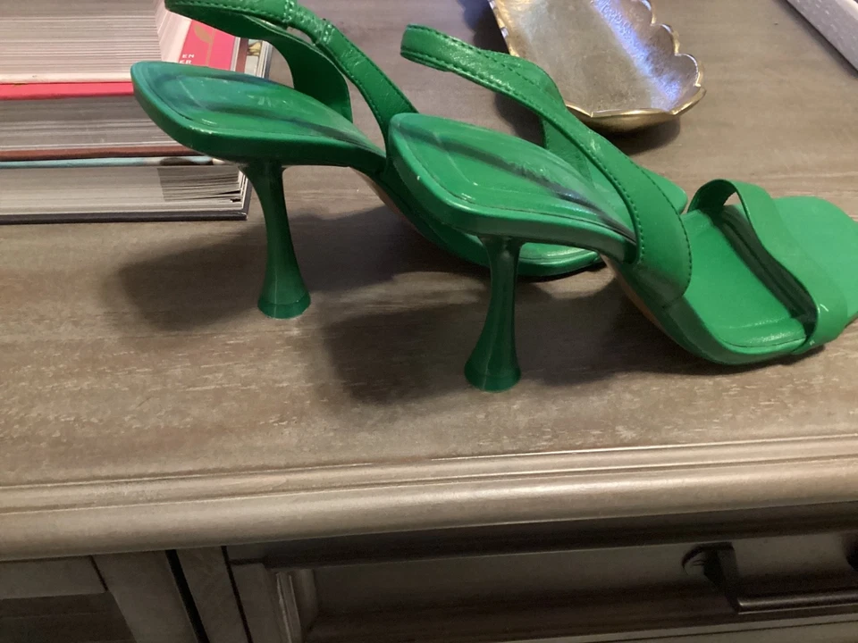 Sandalias de tacón Zara en verde, nuevas sin caja, talla 41. Hermoso ❗️❗️ Foto 2 de 4