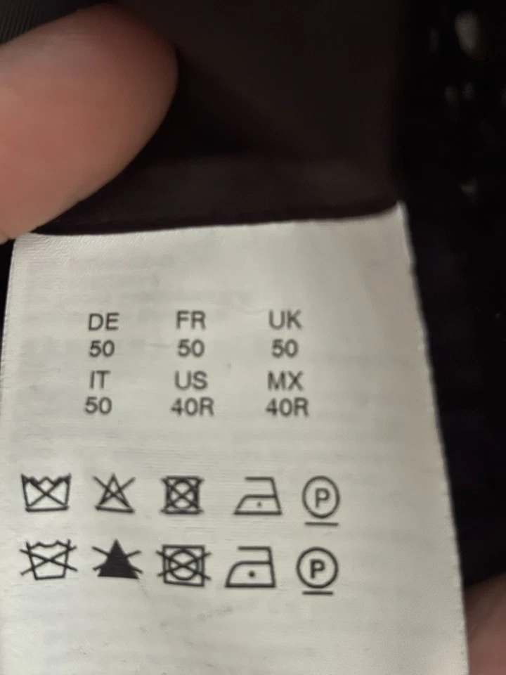 Hugo Boss overcoat. Excellent Condition. Size 50 (40 New This Retailed For A$900 - Image 2 of 3