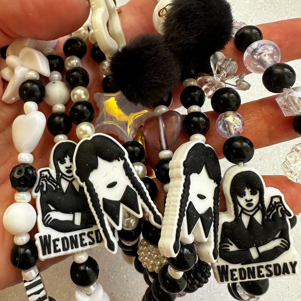 Mercoledì phon strap - Ciondoli borsa realizzati a mano con perline e charm - Immagine 2 di 4