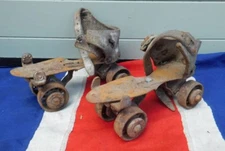 RUSTY ANTIQUE VINTAGE  PRIMATIVE ROLLERSKATES SPORTS BAR PROP PUB DECORATION 