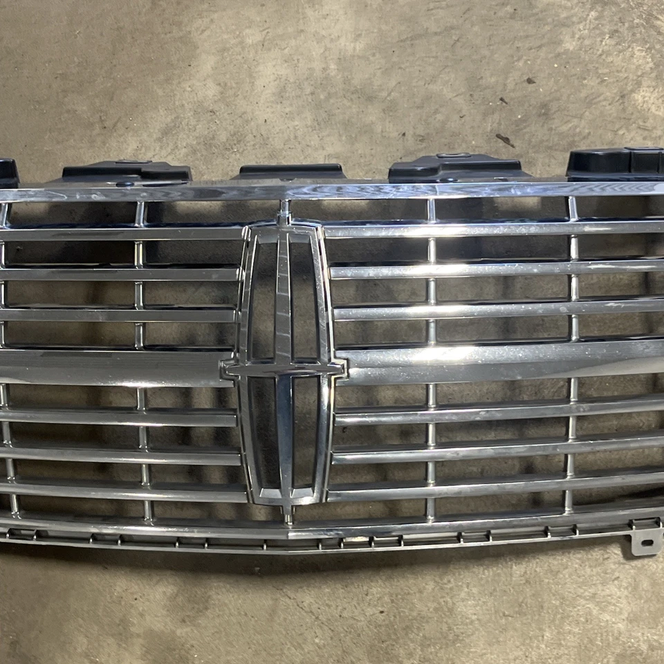 11-14 LINCOLN NAVEGATOR PARRILLA DELANTERA MONTAJE CUBIERTA INSERCIÓN MOLDURA CROMO OEM Foto 4 de 4