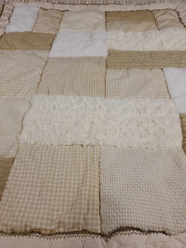 Текстурированное одеяло для детской кроватки Cocalo бежевое и кремовое натуральные цвета толстое одеяло 46x39 - Изображение 3 из 4
