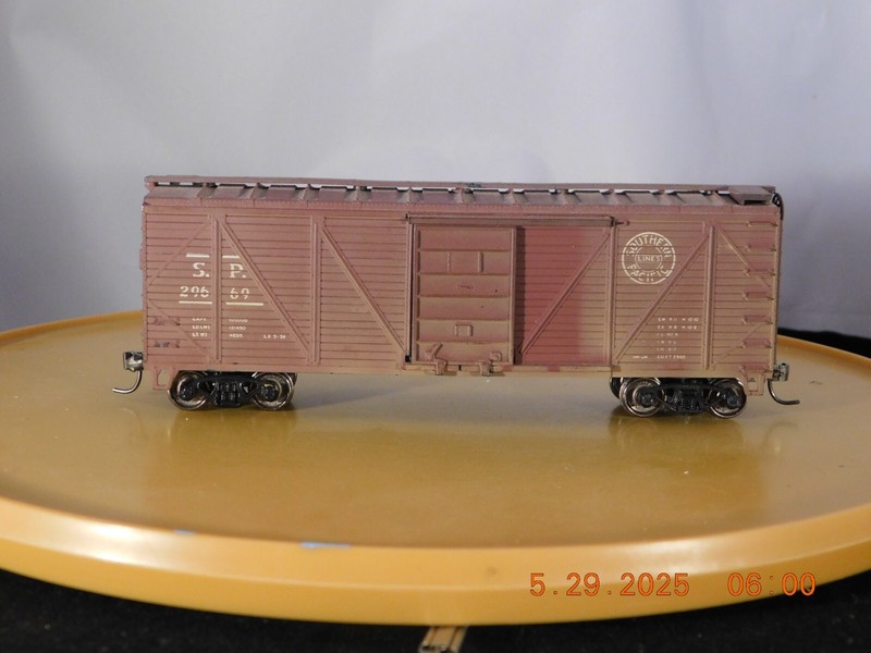 Roundhouse  HO Scale 40' Single Door Box Car Southern Pacific (weathered)