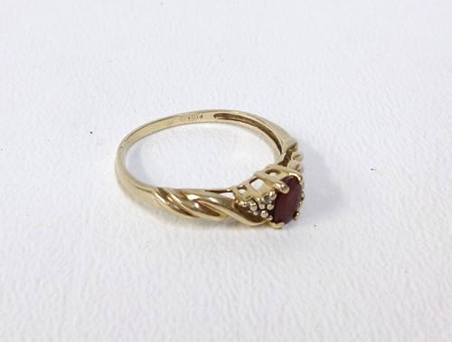 Anillo vintage de oro amarillo de 10 k con detalles de diamantes y rubíes ovalados de 0,50 quilates talla 8,75 - Imagen 2 de 2