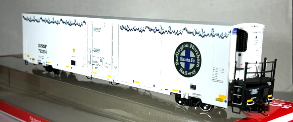 SCALETRAINS HO SCALE TRINITY 82'' 7883 CU FT REEFER BNSF SXT38921 - Image 2 of 4