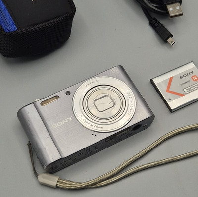Sony Cyber-Shot DSC-W810 digitale Kompaktkamera, Akku, Ladegerät, 32GB SD, LESEN