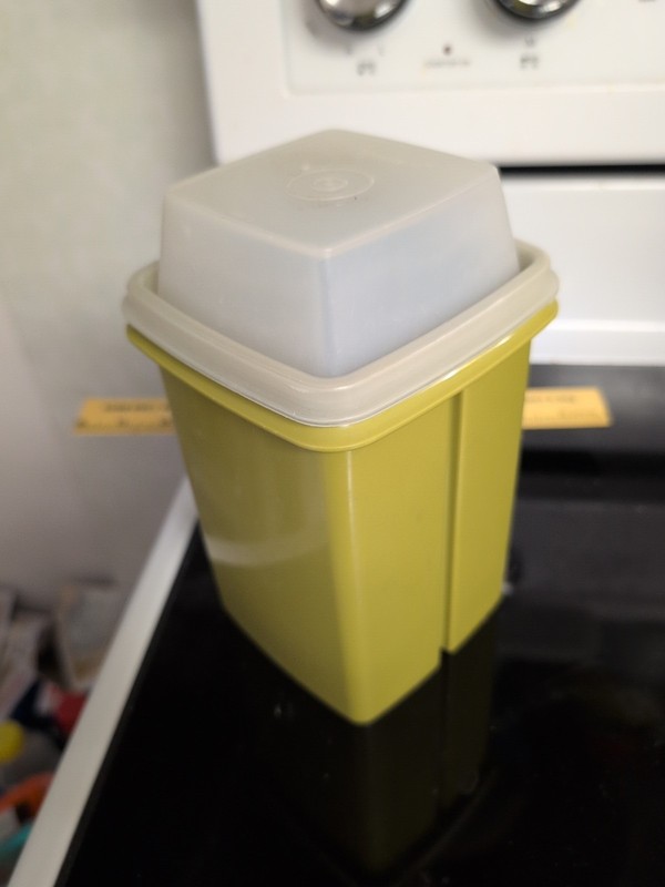 Vintage Tupperware Avacado Green   1330-9 Pickle Keeper Missing Inside Piece