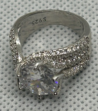 Beautiful 925 Ring w/ Sparkling Stones - Size 6
