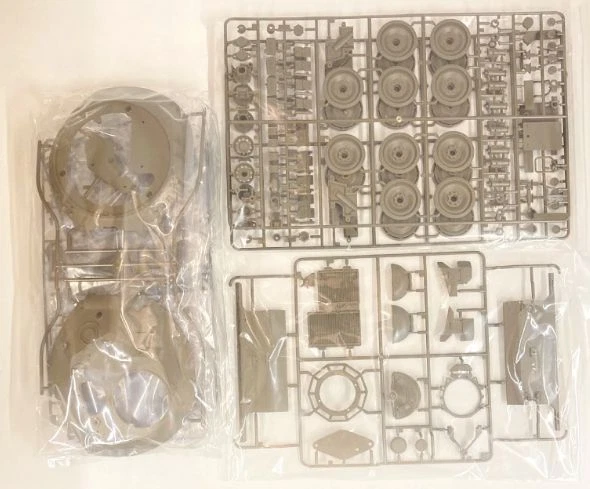TAMIYA 1/16 Big Tank Series No.13 US Army M551 Sheridan Display Model Kit - Immagine 2 di 3
